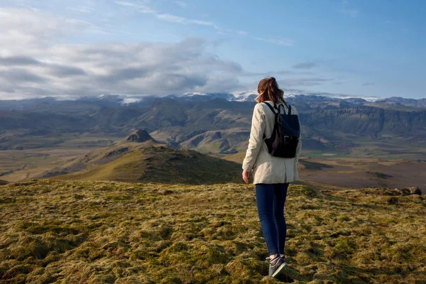 Ung kvinna i bergen, ensam med naturen — Stockfoto