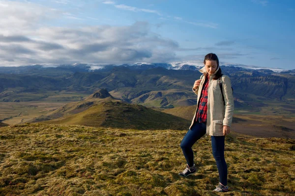 Jovem mulher nas montanhas, sozinha com a natureza — Fotografia de Stock