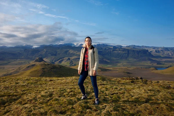 Atraente turista menina no fundo da paisagem da montanha — Fotografia de Stock