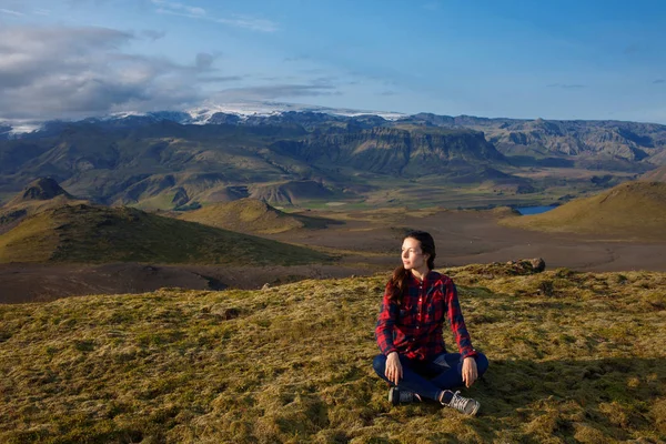 Junge Frau in den Bergen, allein mit der Natur — Stockfoto