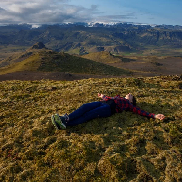 Touristin in den Bergen. auf dem weichen Moos liegend — Stockfoto