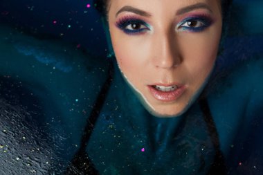 Su parlak makyaj ile genç güzel kadın