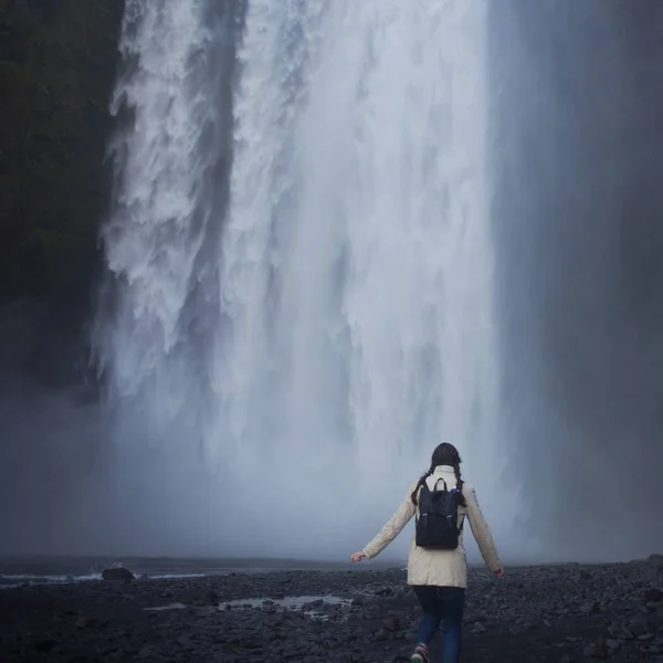 Flickan går till vattenfallet skogafoss — Stockfoto