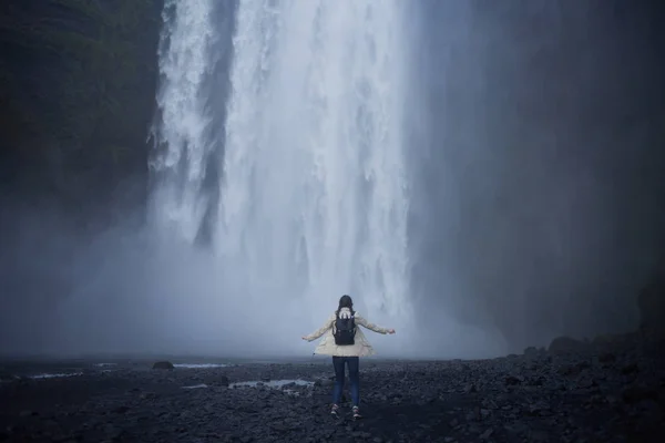 Meisje loopt naar de skogafoss waterval — Stockfoto