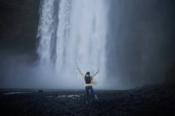Flickan går till vattenfallet skogafoss — Stockfoto