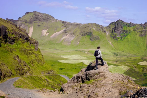 Wanderer in Island, Tourist in den Bergen — Stockfoto