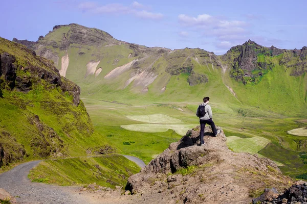 Escursionista in Islanda, turista in montagna — Foto Stock