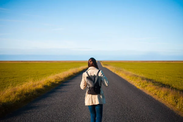 Mulher turista com mochila na estrada de fundo. Rumo ao objectivo — Fotografia de Stock