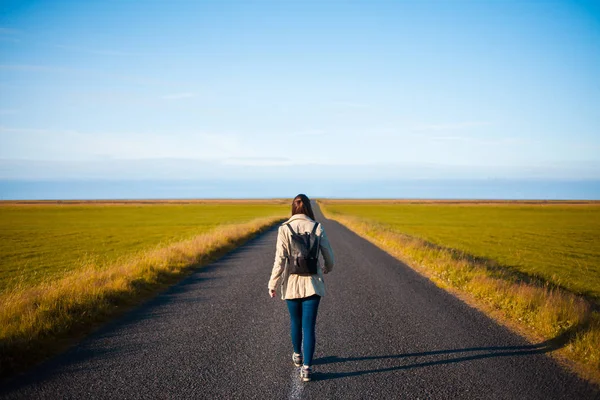 Mulher turista com mochila na estrada de fundo. Rumo ao objectivo — Fotografia de Stock