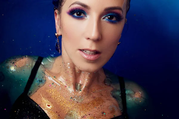 Ung vacker kvinna med ljus makeup i vatten — Stockfoto