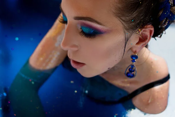 Mladá krásná žena s světlý make-up ve vodě — Stock fotografie