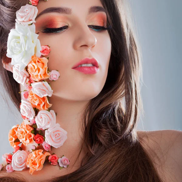 Bella ragazza con fiori applique sul viso . — Foto Stock