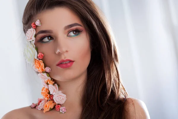 Schönes junges Mädchen mit Applikationsblumen auf dem Gesicht. — Stockfoto
