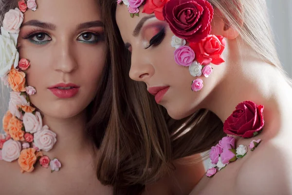 Retrato de duas meninas bonitas com flores apliques no rosto . — Fotografia de Stock