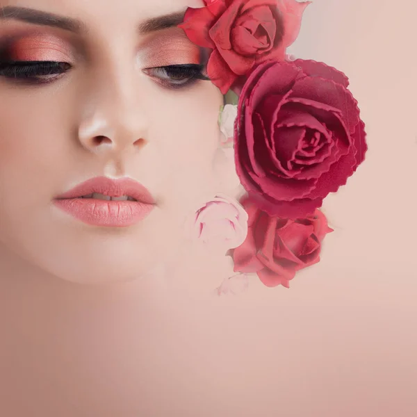 Mooi jong meisje met stoffen bloemen op het gezicht. — Stockfoto