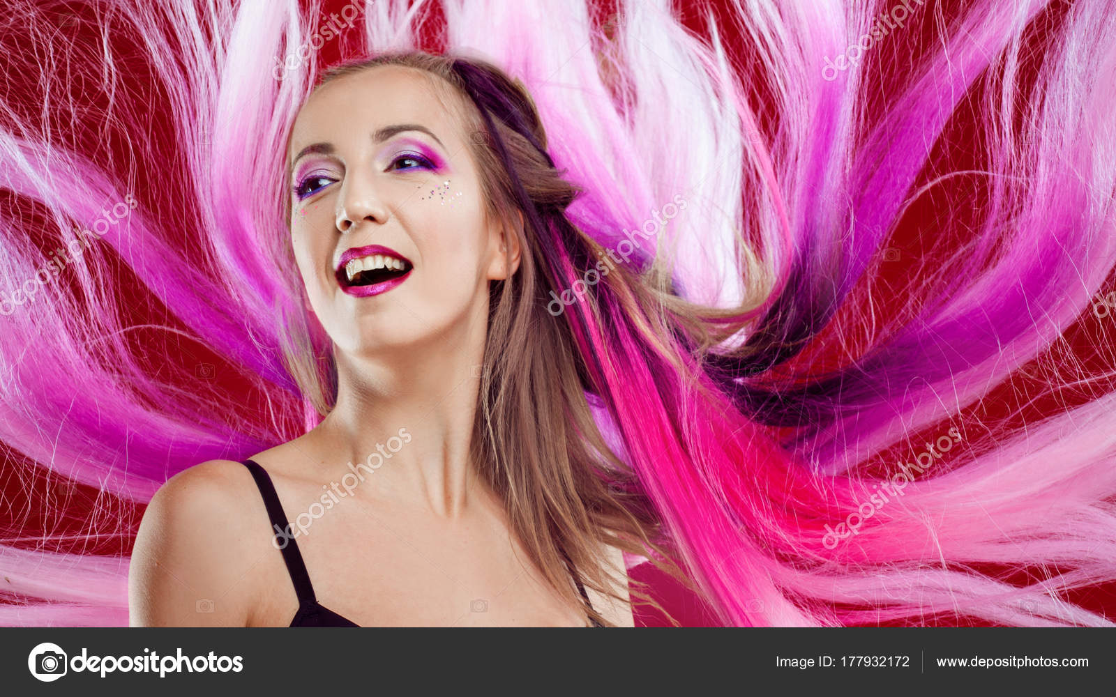 Porträt von einem schönen und verrückten Mädchen mit rosa Haaren — Stockfoto