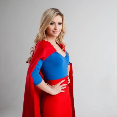 Süper kahraman kadın. Genç ve güzel sarışın kırmızı pelerin büyüyen superheroine görüntü