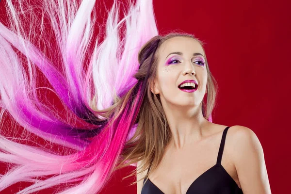 Portret van een mooie en gekke meisje met roze haren. — Stockfoto