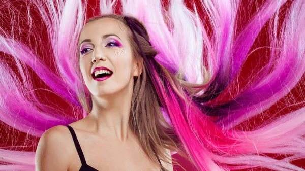 Retrato de uma menina bonita e louca com cabelo rosa . — Fotografia de Stock