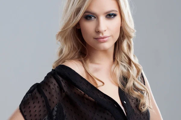 Ung och vacker blond tjej med blankt vågigt hår. Vacker modell, lockig frisyr . — Stockfoto