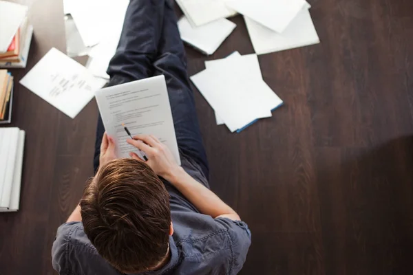 Young male entrepreneur makes brainstorming sitting on the floor in the apartment. Creative approach to business — Stock Photo, Image