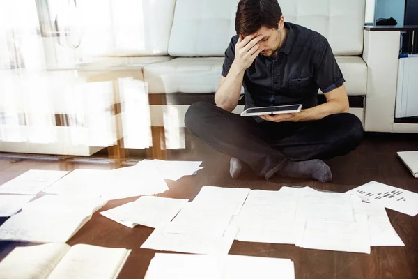 Kreativ inställning till verksamheten, brainstorming sitter på golvet i lägenheten. den dubbel exponering effekten — Stockfoto