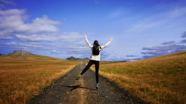 Kadın turist arka plan yolda sırt çantası ile. Hedefe doğru