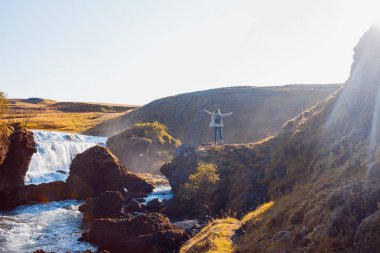 Bir dağ nehir arka plan üzerinde kadın turist