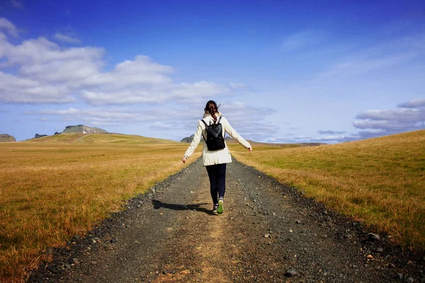 Kvinna turist med ryggsäck på vägen bakgrund. Mot målet — Stockfoto
