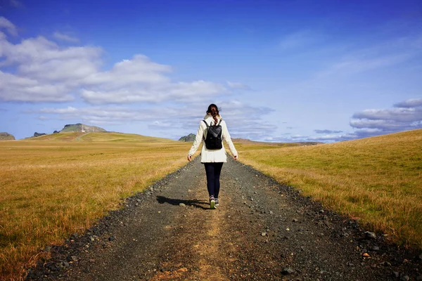 Touriste femme avec sac à dos sur la route de fond. Vers le but — Photo