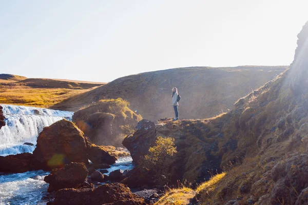 Touristin im Hintergrund eines Gebirgsflusses — Stockfoto