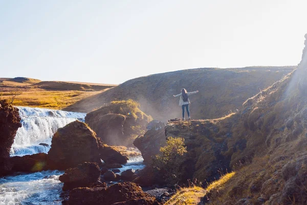 Turista femenina en el fondo de un río de montaña — Foto de Stock