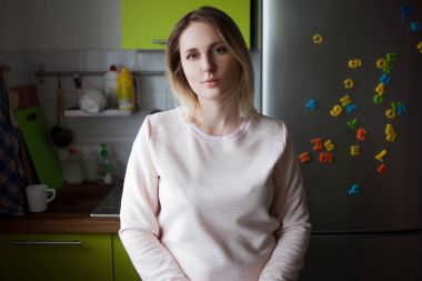 Genç sarışın kadın evde. portre mutfakta