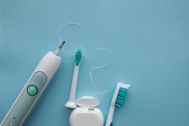 Sonic diş fırçası, diş ipi ve klasik diş fırçası bir dizi