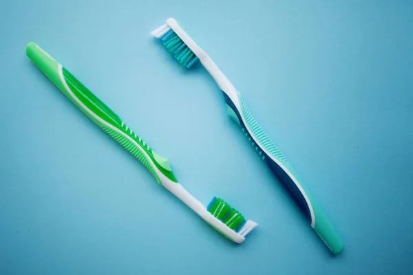 青い背景の 2 つの歯ブラシ — ストック写真