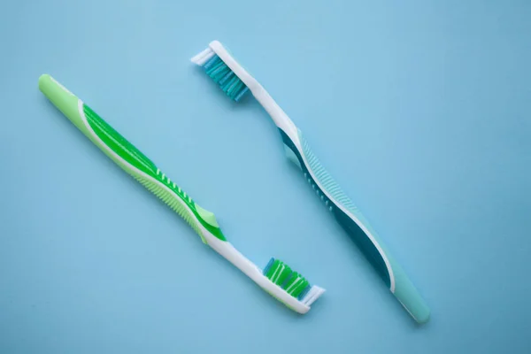 Two toothbrushes on blue background — Stock Photo, Image