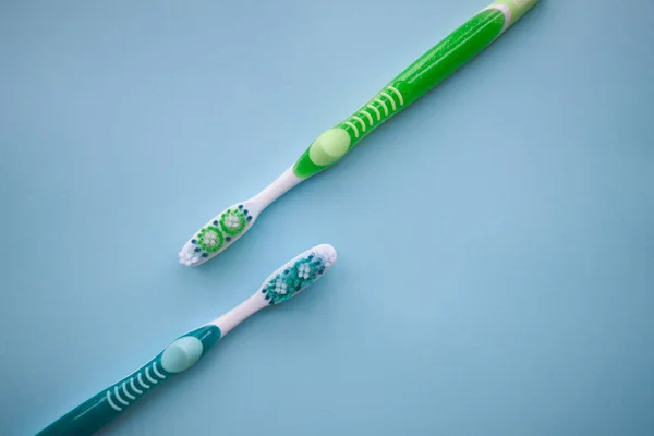 Dos cepillos de dientes sobre fondo azul —  Fotos de Stock