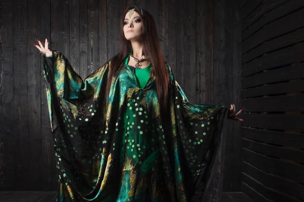 Menina bonita em vestido verde dança Oriental dança — Fotografia de Stock