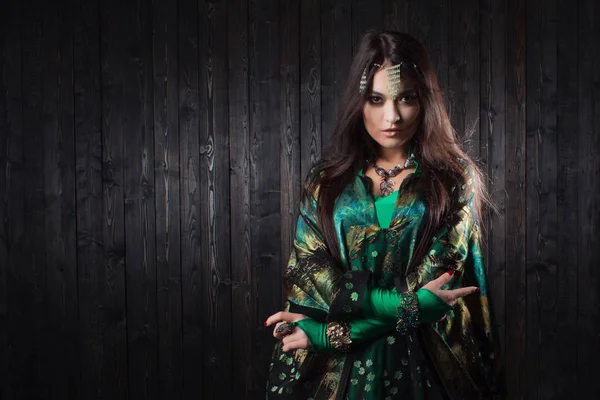 Piękna dziewczyna w zielonej sukni tańczy Taniec orientalny — Zdjęcie stockowe