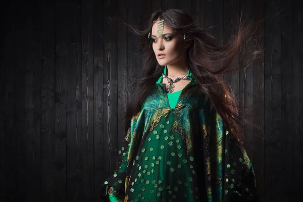 Hermosa chica en vestido verde bailando danza oriental — Foto de Stock