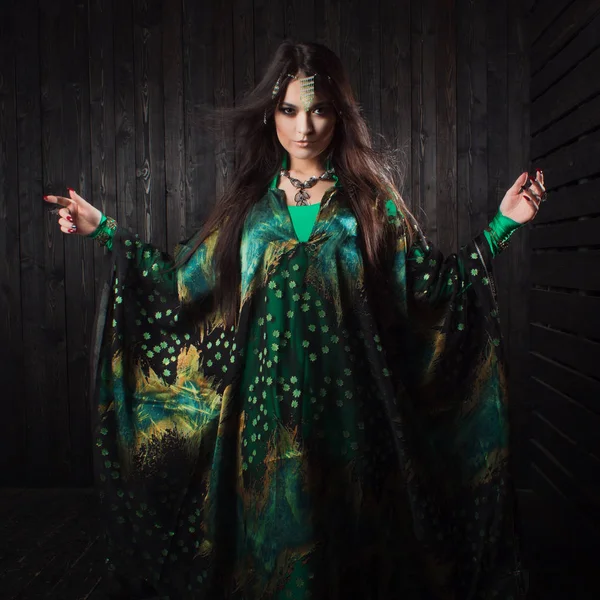 Beautiful girl in green dress dancing Oriental dance — Stock Photo, Image