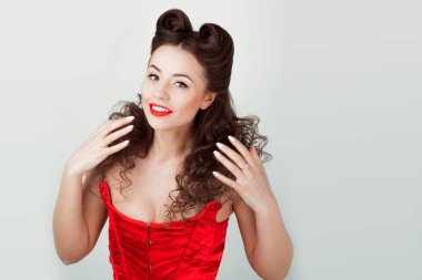 Sevimli Bayan kırmızı korse, pin-up saç modeli