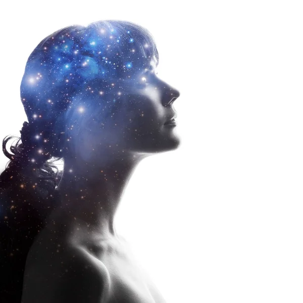 Profilo di una donna con il cosmo come cervello. Il concetto scientifico. Il cervello e la creatività Foto Stock
