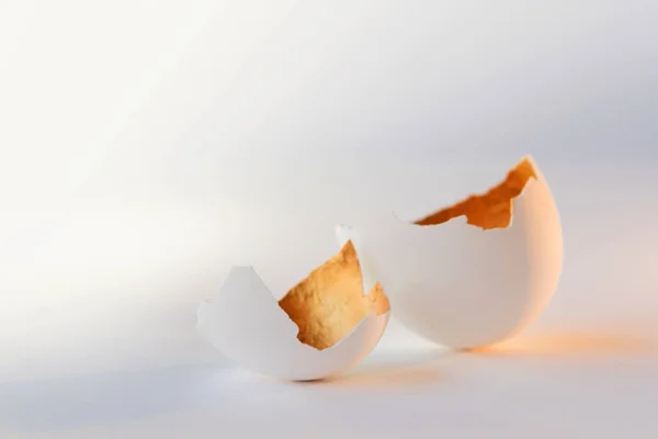 Um símbolo de vida nova, cascas de ovos. Decorativo, cor dourada dentro — Fotografia de Stock