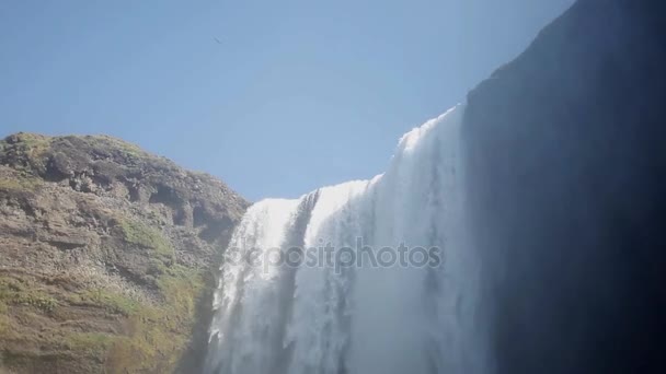 Islândia, vista da cachoeira Skogafoss, pan — Vídeo de Stock