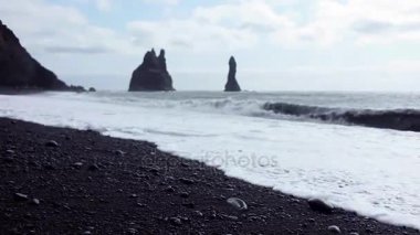 İzlanda, siyah plajda sörf. Güney kıyısında, Vic