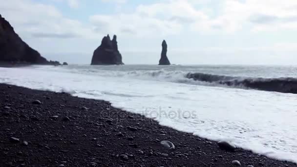 IJsland, surf op zwart strand. Zuidkust, Vic — Stockvideo