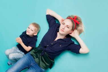 Anne ve oğlu, mavi zemin üzerine portre