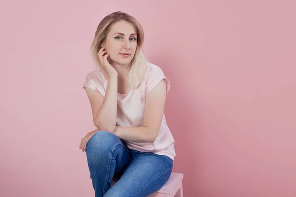 Retrato tranquilo y suave de una mujer joven sobre fondo rosa . — Foto de Stock