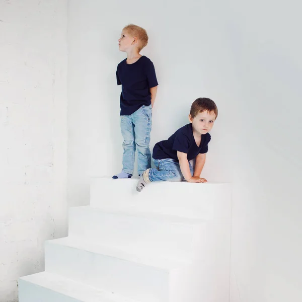 Dois rapazes sobem as escadas — Fotografia de Stock
